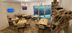 Reštaurácia alebo iné gastronomické zariadenie v ubytovaní Harrachov Resident Apartments "Terrace & Chill" - high speed WiFi, možnost snídaně, Smart TV, Netflix, Disney plus