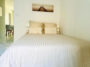 Una cama blanca con dos almohadas encima. en Escapade à Vinon sur Verdon, en Vinon-sur-Verdon 3 fotos más