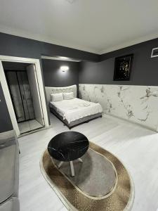 Postel nebo postele na pokoji v ubytování Arena Resort Otel Kagıthane