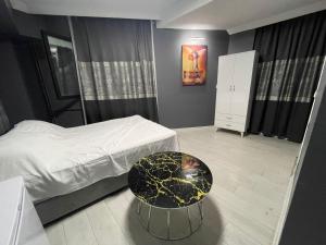 Postel nebo postele na pokoji v ubytování Arena Resort Otel Kagıthane