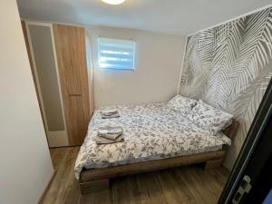 a small bedroom with a bed and a window at Sole 2 in Deva