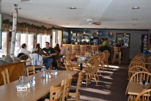 um restaurante com pessoas sentadas em mesas numa sala em Kancamagus Lodge em Lincoln