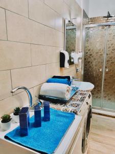 Un baño con lavadora y lavabo. en Armonica Apartment, en Castellammare di Stabia