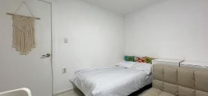 Postel nebo postele na pokoji v ubytování 안安 Stay 1914 + 5 fotografií