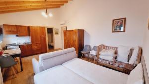a living room with a couch and a kitchen at Casa Vilma in Paderno del Grappa