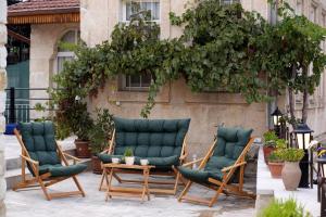 a group of chairs and a table in front of a building at Ayten Hanım Konağı in Ürgüp