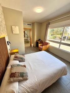 Ein Bett oder Betten in einem Zimmer der Unterkunft Vistamar Hotel Luxury Wellness By DLV -Adults Only-