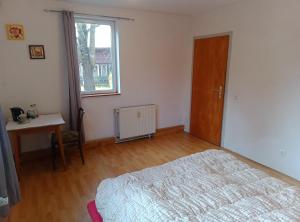 Ένα ή περισσότερα κρεβάτια σε δωμάτιο στο Gästezimmer im Kneitlingen +1 φωτογραφίες