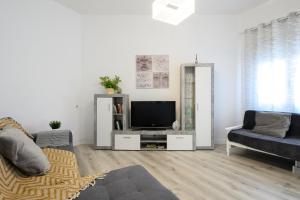a living room with a tv and a couch at Casa JOY in Las Palmas de Gran Canaria