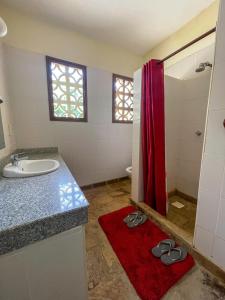 Ένα μπάνιο στο The Jade Villa Diani