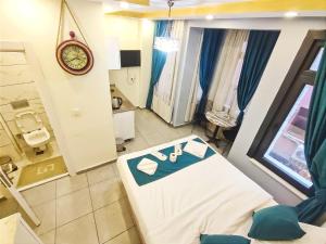 Postel nebo postele na pokoji v ubytování Galata Zade Luxury Boutique Hotel