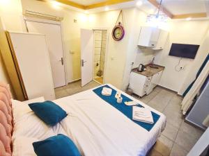 Postel nebo postele na pokoji v ubytování Galata Zade Luxury Boutique Hotel