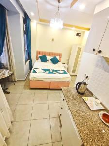 Postel nebo postele na pokoji v ubytování Galata Zade Luxury Boutique Hotel