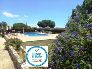 La alberca dentro o cerca de Quinta das AVES - Double Bedroom 3
