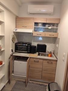 una piccola cucina con lavello e microonde di Sweet greek memories C ad Atene