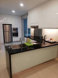 Dapur atau dapur kecil di Cozy 3-bedroom Apartment with Swimming Pool