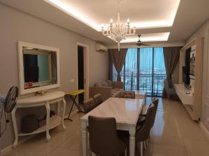 Televisyen dan/atau pusat hiburan di Cozy 3-bedroom Apartment with Swimming Pool