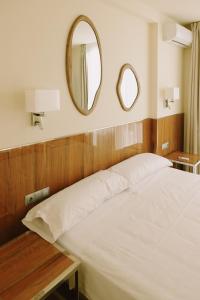 Apartamentos Buendia Suites - Torremolinos Centro客房内的一张或多张床位