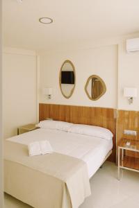 Apartamentos Buendia Suites - Torremolinos Centro客房内的一张或多张床位