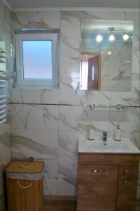 a bathroom with a sink and a mirror at Bieszczadzki Amor in Zawóz
