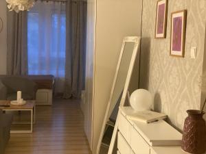 Televízia a/alebo spoločenská miestnosť v ubytovaní Apartament Solna 106