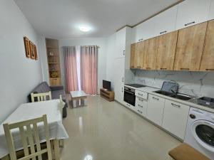 ゴーレムにあるBrajan's Apartment Golemの白いキャビネットとテーブルと椅子のあるキッチン +11枚の写真