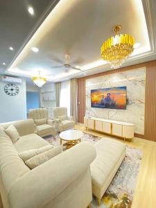 a living room with couches and a large stone wall at Tuah Homestay Puncak Alam in Bandar Puncak Alam