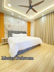 a bedroom with a bed with a ceiling fan at Tuah Homestay Puncak Alam in Bandar Puncak Alam +10 photos