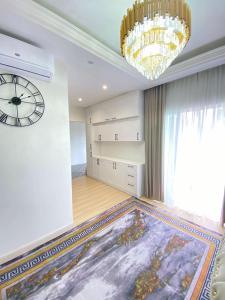 a large room with a clock and a chandelier at Tuah Homestay Puncak Alam in Bandar Puncak Alam
