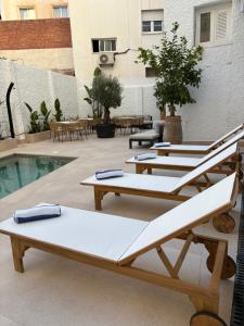Apartamentos Buendia Suites - Torremolinos Centro内部或周边的泳池