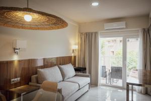 Apartamentos Buendia Suites - Torremolinos Centro的休息区