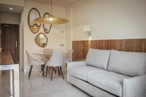 Apartamentos Buendia Suites - Torremolinos Centro的休息区