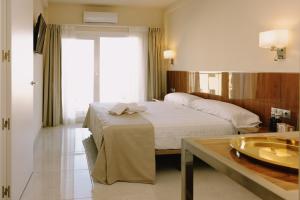 Apartamentos Buendia Suites - Torremolinos Centro客房内的一张或多张床位