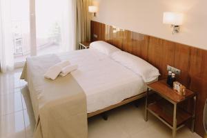 Apartamentos Buendia Suites - Torremolinos Centro客房内的一张或多张床位