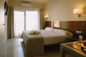 Apartamentos Buendia Suites - Torremolinos Centro客房内的一张或多张床位