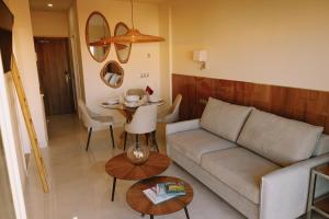 Apartamentos Buendia Suites - Torremolinos Centro的休息区