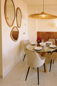 Apartamentos Buendia Suites - Torremolinos Centro的休息区