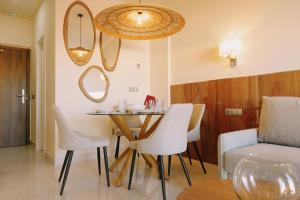Apartamentos Buendia Suites - Torremolinos Centro的休息区