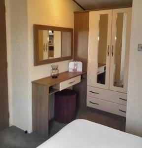 ウォルトン・オン・ザ・ネーズにあるStunning 6 Berth Caravan With Decking At Naze Marine Holiday Park Ref 17365Brのベッドルーム(デスク、鏡、ベッド付) +14枚の写真
