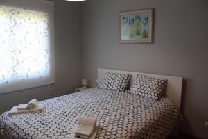 une chambre avec un lit et une fenêtre dans l'établissement Luxury 2-bed apartment with huge pool - Albufeira, à Albufeira 12 autres photos