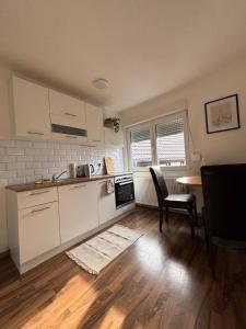 Kuchyň nebo kuchyňský kout v ubytování Gemütliche 2 Zimmer Wohnung in bester Lage