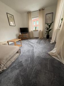 TV a/nebo společenská místnost v ubytování Gemütliche 2 Zimmer Wohnung in bester Lage + 3 fotografie