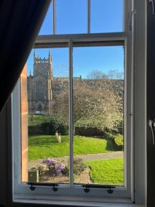 uma janela com vista para uma igreja em Carvetii - Abbey View, 1st Floor Flat, City Centre em Dunfermline