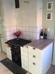 kuchnia z blatem z 2 butelkami wina w obiekcie Cozy guesthouse by the sea w mieście Saltsjöbaden +11 zdjęć