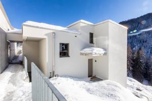 NEW Modern 4BR Villa with Mountain Views in Davos að vetri til