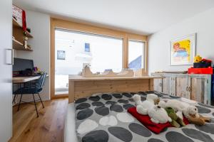Rúm í herbergi á NEW Modern 4BR Villa with Mountain Views in Davos