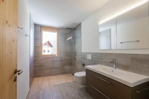 Baðherbergi á NEW Modern 4BR Villa with Mountain Views in Davos