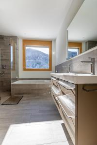Rúm í herbergi á NEW Modern 4BR Villa with Mountain Views in Davos +37 myndir