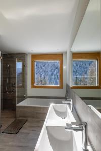 Baðherbergi á NEW Modern 4BR Villa with Mountain Views in Davos