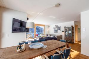Sjónvarps- og/eða afþreyingartæki á NEW Modern 4BR Villa with Mountain Views in Davos